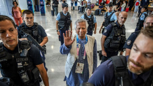 Le prix Nobel Yunus arrive au Bangladesh pour former un gouvernement