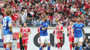 Freiburg goleia Schalke (4-0) e segue na luta por uma vaga na Champions