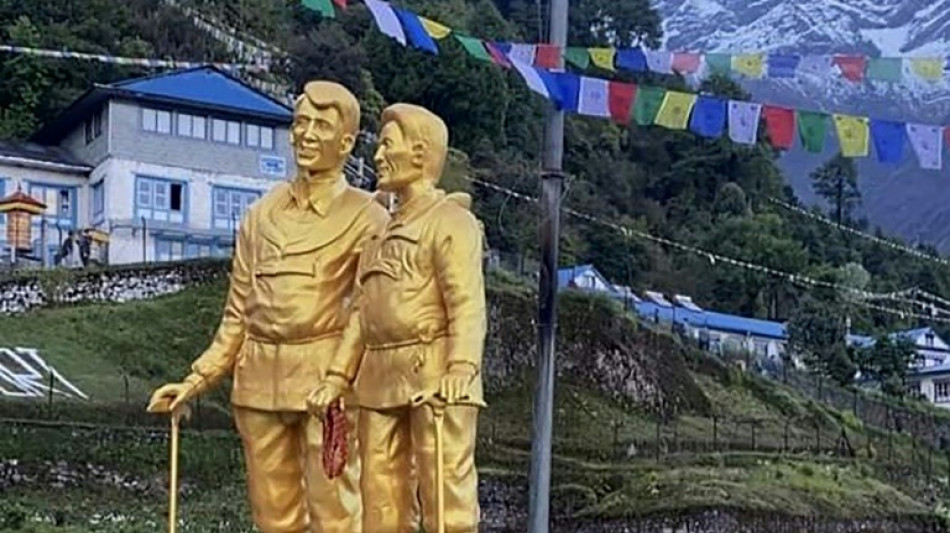 70ème anniversaire de l'ascension de l'Everest: des statues de Hillary et Tenzing dévoilées au Népal