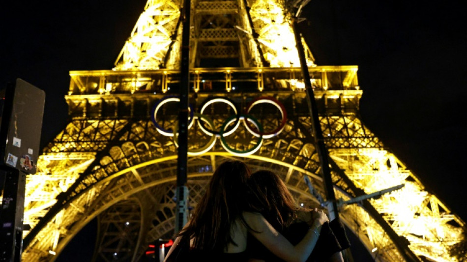 Les anneaux olympiques de la tour Eiffel ont été déposés (photographe AFP)