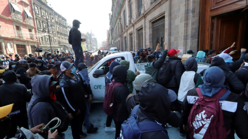 Manifestantes derrubam porta do palácio presidencial no México