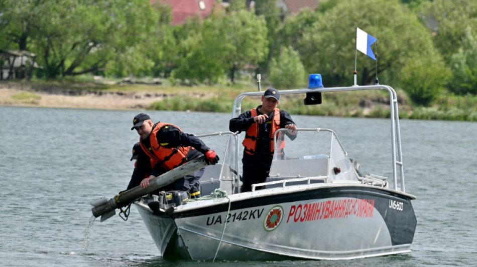 Desminadores corren para limpiar aguas para bañistas cerca de Kiev