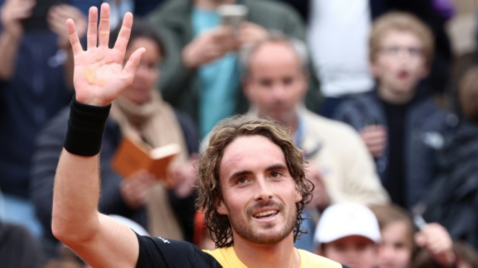 Tsitsipas cede set, mas avança à 3ª rodada de Roland Garros