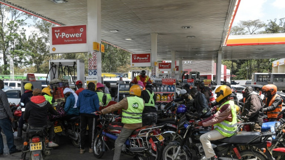 Horas de espera en Kenia para rellenar los tanques por la escasez de combustible
