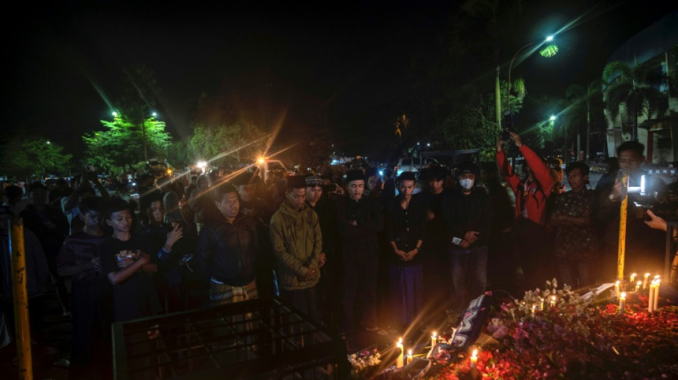 Aumenta la indignación contra la policía de Indonesia tras la tragedia en el estadio de fútbol