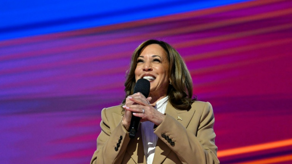 Kamala Harris abre convenção democrata com homenagem a Biden