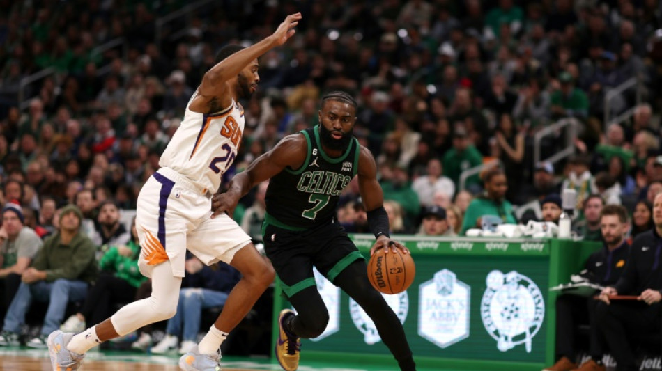 NBA: les Suns brillent à Boston, violences à Minneapolis