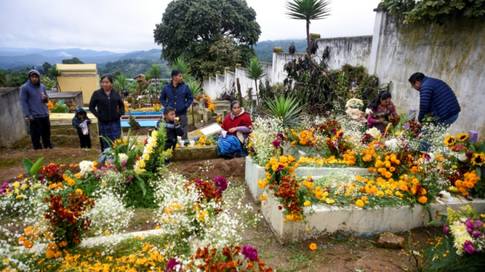 Con flores, comida y aguardiente, los guatemaltecos honran a sus muertos