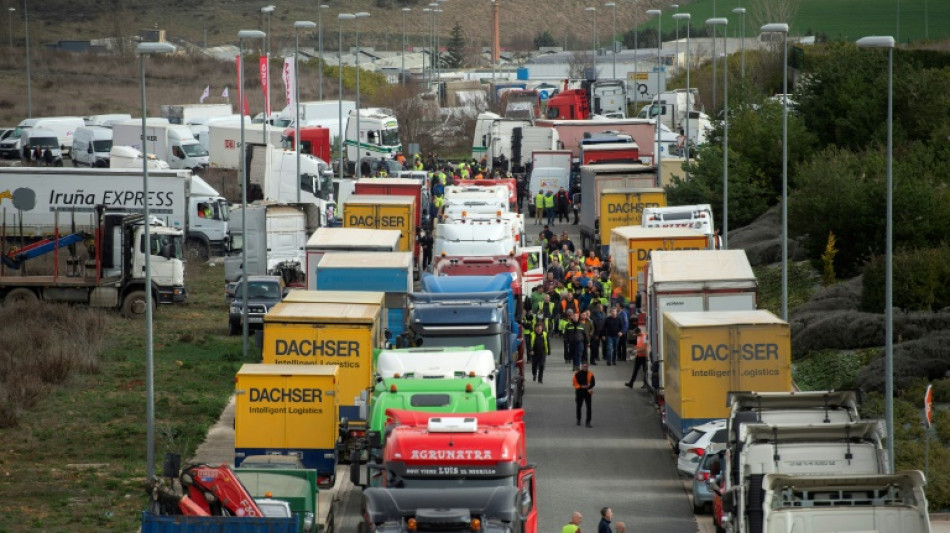 Una parte de los transportistas en España inician un paro indefinido, con impacto menor