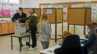 Los chipriotas eligen a su presidente en una elección reñida