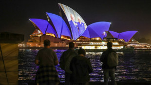 König Charles bei Australien-Besuch III. mit militärischen Ehren ausgezeichnet