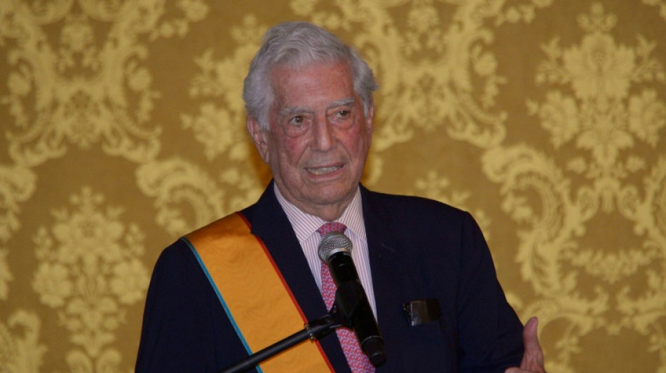 Vargas Llosa "evoluciona favorablemente" hospitalizado en Madrid por covid