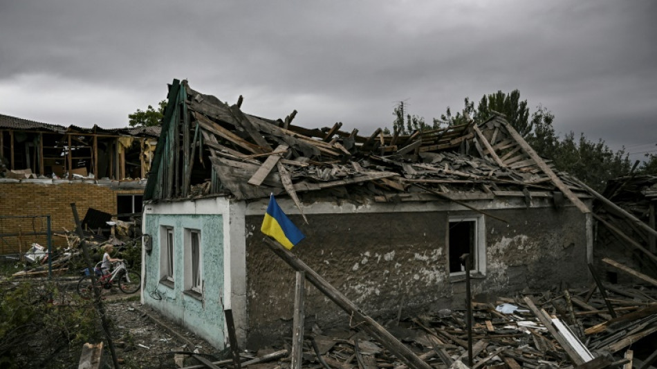 Una calle arrasada por un ataque en el este de Ucrania, lejos del frente