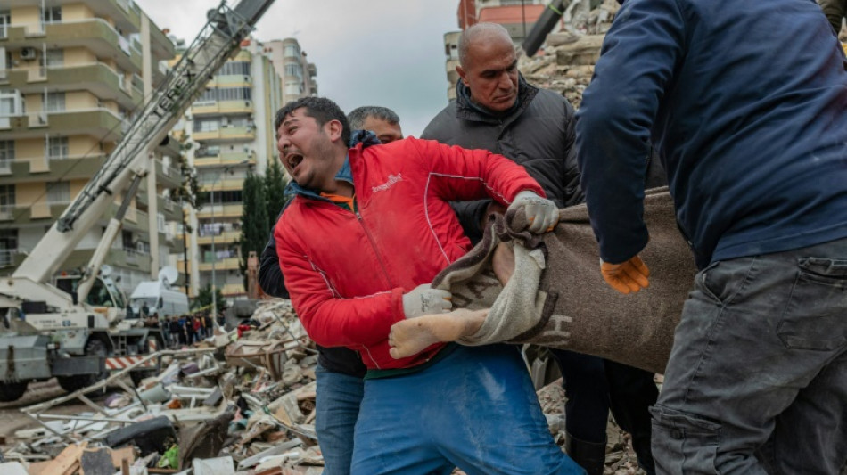 Séisme en Turquie et Syrie: plus de 3.000 morts, les secours dans le froid et la nuit