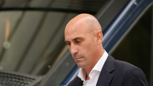 El juez prohíbe a Rubiales acercarse a Hermoso y la crisis se agrava en el fútbol español