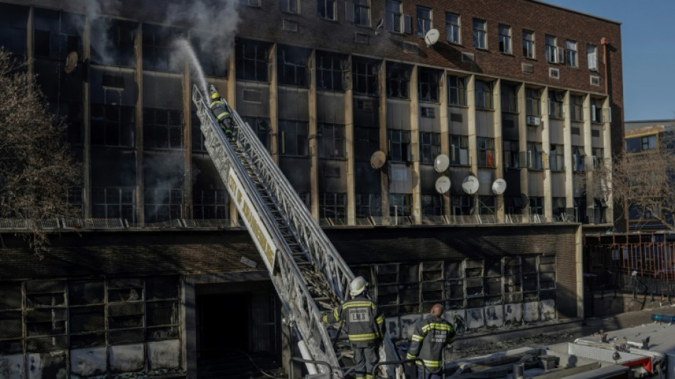 Continua busca por vítimas de incêndio letal em Johannesburgo