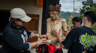 Vilarejo indonésio veste os cadáveres em ritual para os mortos