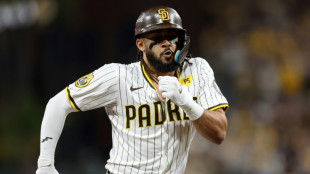 Padres edge Dodgers, Mets on the brink