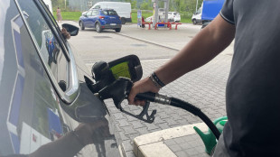 Sale il prezzo della benzina, al self è a 1,87 euro al litro