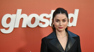 Una empoderada Ana de Armas capitanea en "Ghosted", estreno de Apple+ junto a Chris Evans