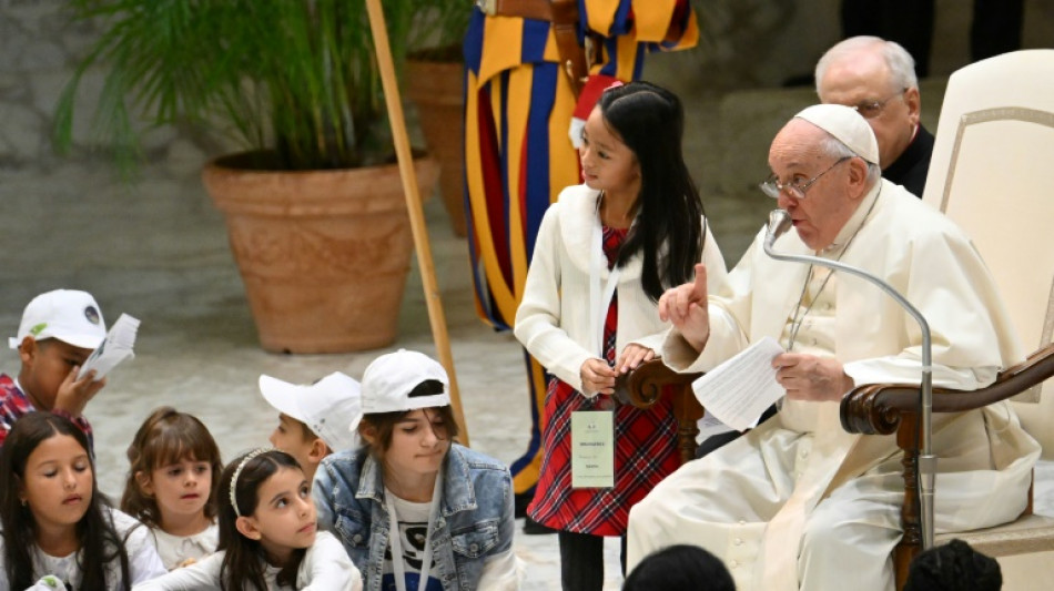 Bebe un vaso de agua cuando estés enojado, aconseja el papa a los niños