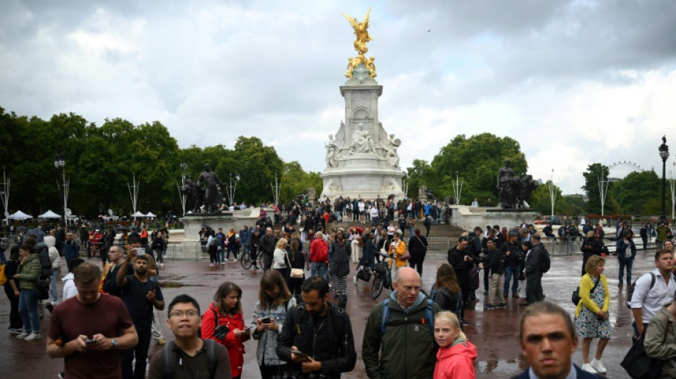 Devant Buckingham, inquiétude et admiration pour la reine