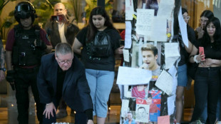 Padre de Liam Payne llega a Argentina y visita altar a su hijo frente al hotel donde murió