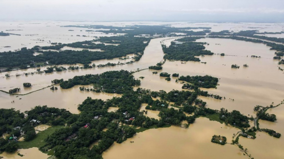 Bangladesh: 2 millions de personnes isolées après des inondations