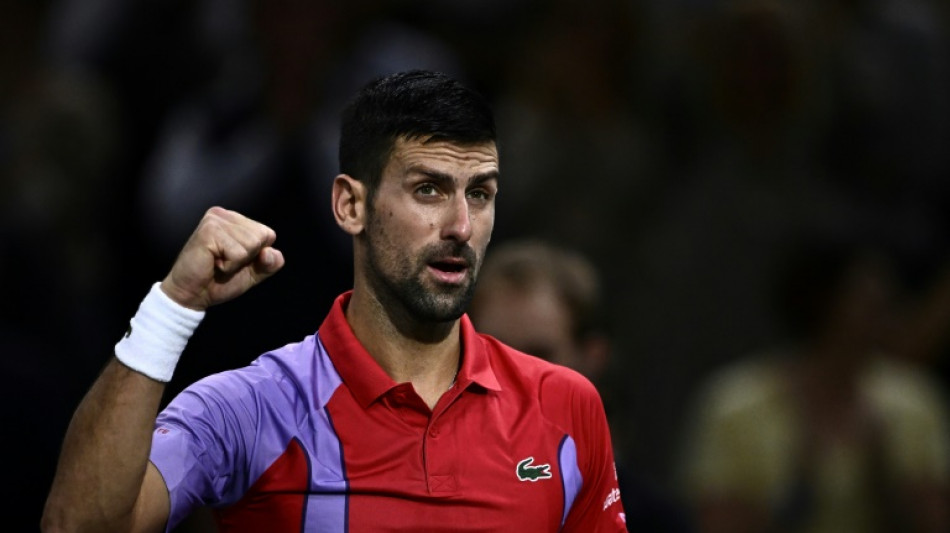 Djokovic sofre, mas vence Griekspoor e vai às quartas do Masters 1000 de Paris