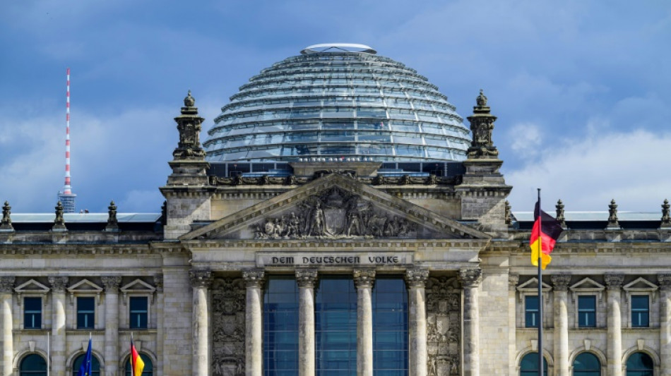 Drohne flog mit russischer Fahne am Reichstagsgebäude in Berlin