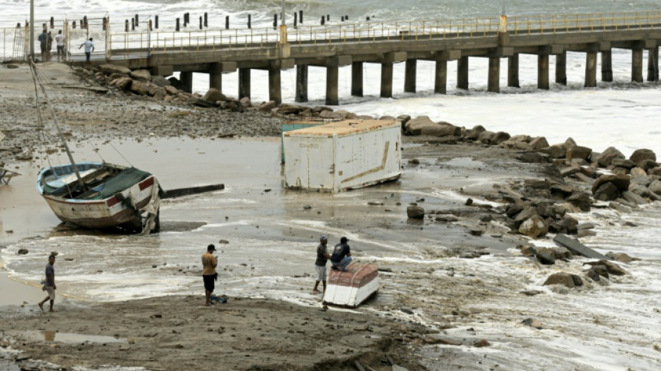 One dead in Ecuador, Peru ports closed amid massive waves