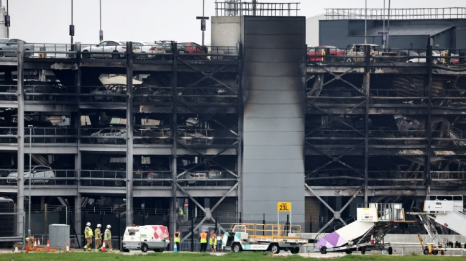 El aeropuerto londinense de Luton suspende todos sus vuelos por un incendio