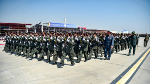 Talibãs celebram três anos de poder no Afeganistão com um desfile militar