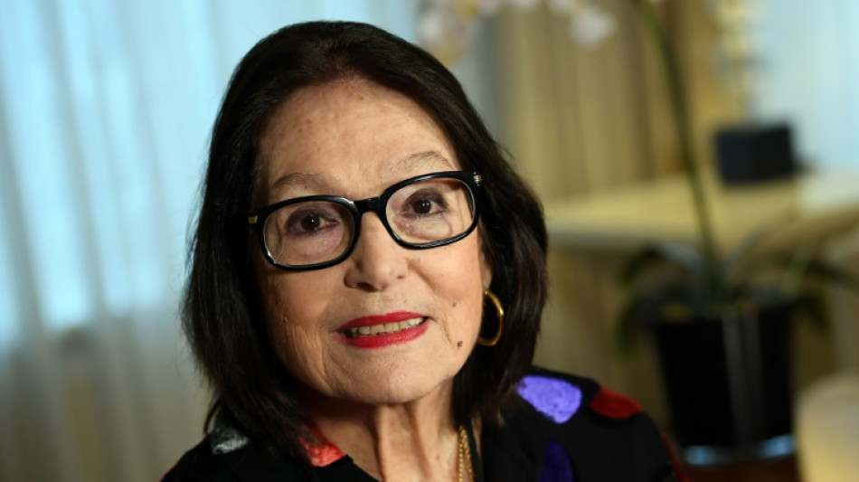 Nana Mouskouri versteigert Kleider und Brillen für guten Zweck