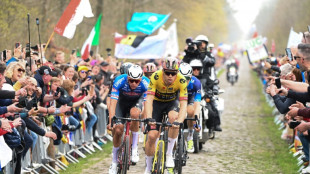 Paris-Roubaix: à la Trouée d'Arenberg, "une ambiance de festival" pour l'entrée en enfer