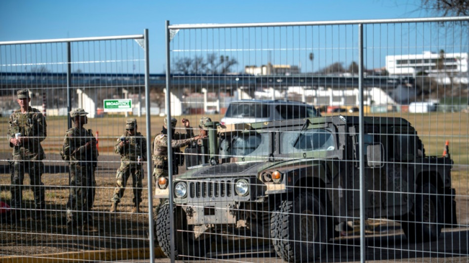 Texas anuncia construção de base militar na fronteira com o México