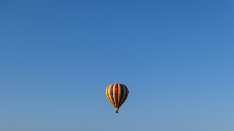 Schreck für Bewohner: Heißluftballon schleift über Hausdach