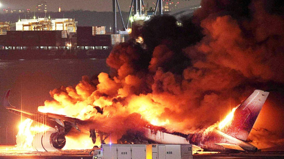 Probable collision entre deux avions à l'aéroport de Tokyo-Haneda