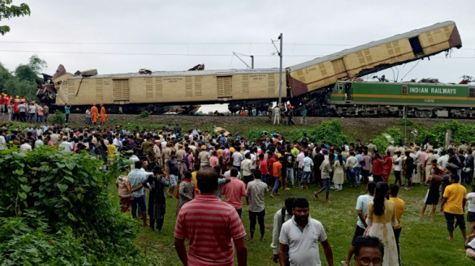 Colisão de trens no leste da Índia deixa oito mortos