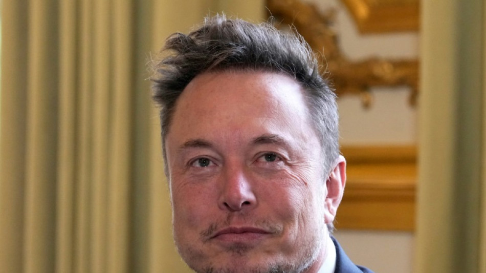 Elon Musk lleva su show a París y se reúne con Macron