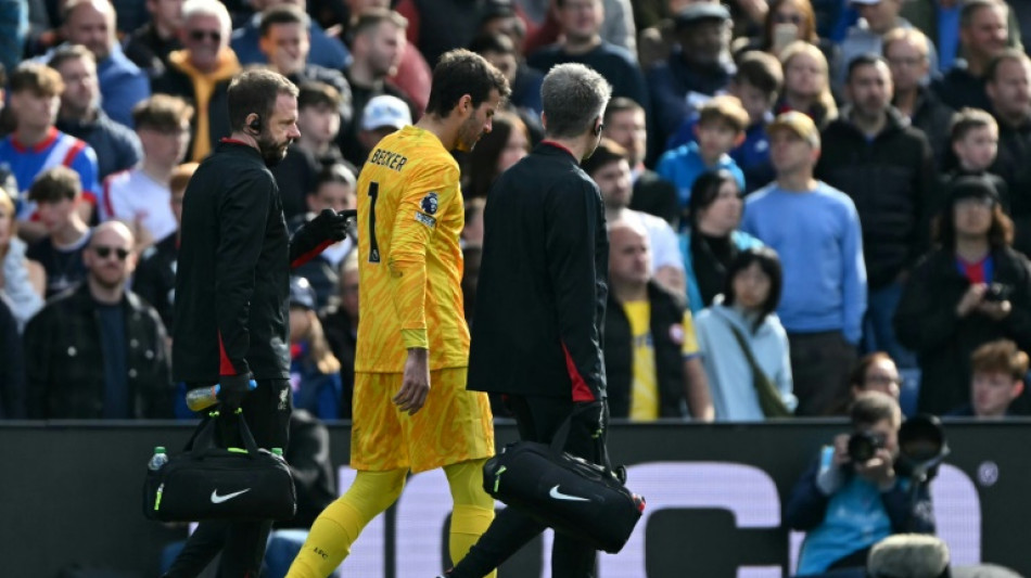 Com lesão na coxa, goleiro Alisson ficará afastado por 6 semanas