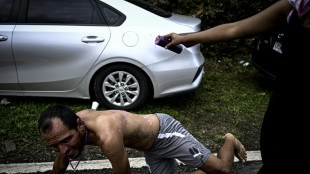 Fieles panameños se arrastran por la calle para venerar al Cristo Negro