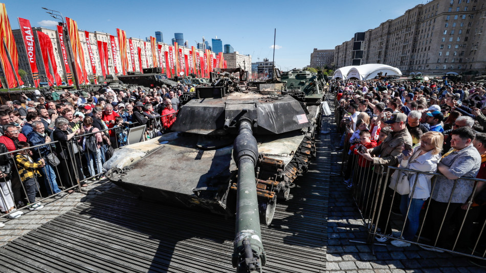 Mosca espone i 'trofei' di guerra occidentali presi in Ucraina