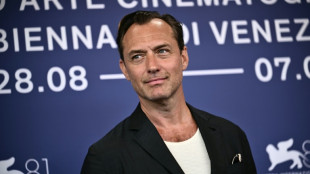 A Venise, Jude Law poursuit des suprémacistes blancs