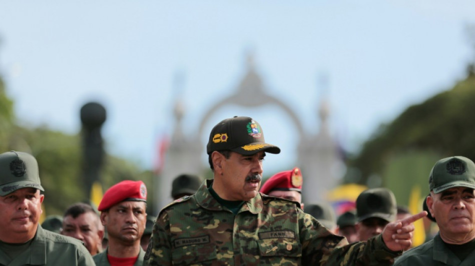 Militares venezuelanos cerram fileiras em torno de Maduro