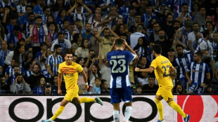 El Barça logra ajustada victoria en Oporto para liderar su grupo