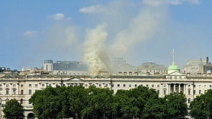 Bombeiros combatem incêndio em edifício histórico em Londres