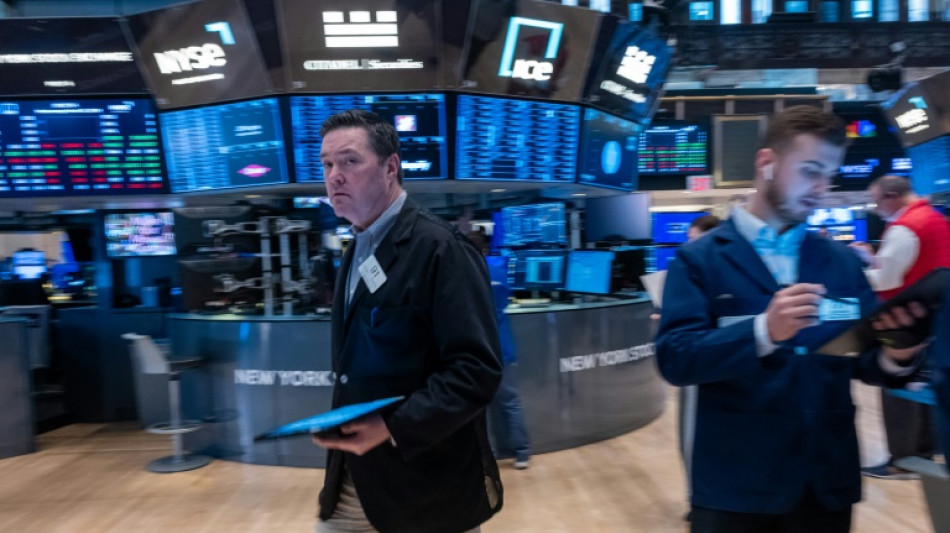 Wall Street ouvre en baisse, crispée par la remontée des taux