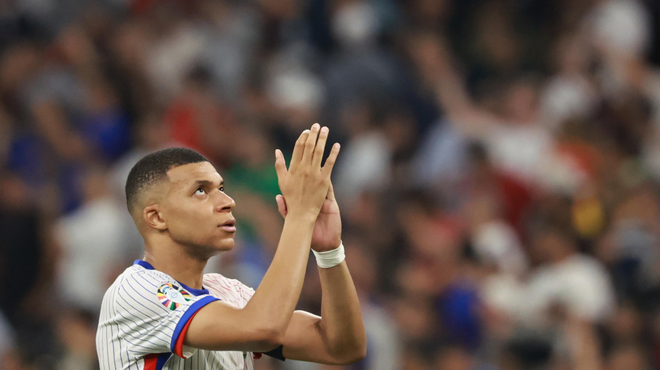 Mbappé con la maglia n.9 del Real, ovazione al Bernabeu