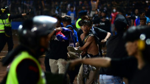 Après le drame dans un stade en Indonésie, la police sous le feu des critiques